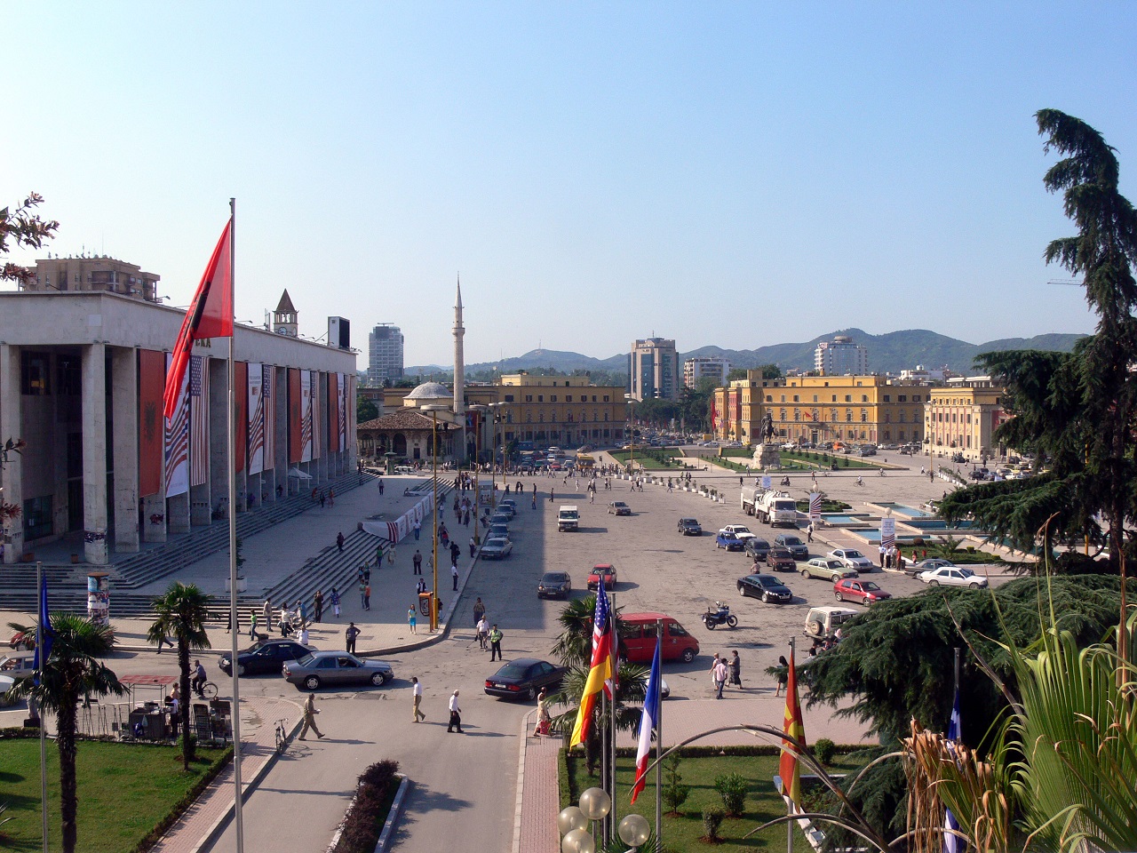 ميدان اسكندر بك الذي يمثل قلب العاصمة الألبانية تيرانا