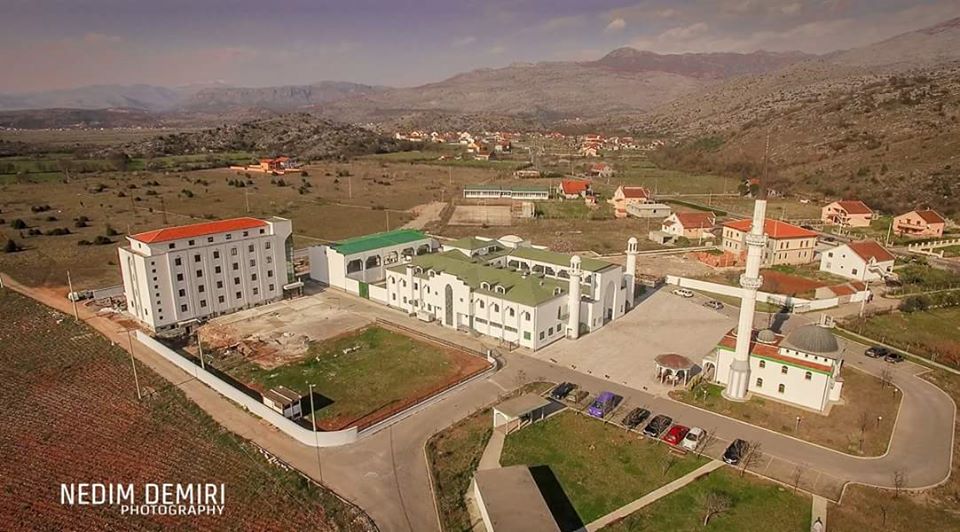 تأتي هذه المدرسة الإسلامية ضمن الجهود التي تبذلها المشيخة لتعزيز تواجدها الإسلامي على الساحة المحلية