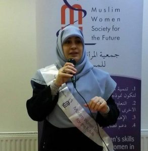 الداعية لانة الصميدعي، أستاذة القرآن والتفسير وعلوم الدين بعدة مساجد في بريطانيا