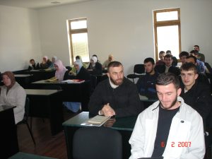 طلبة وطالبات كلية الدراسات الإسلامية