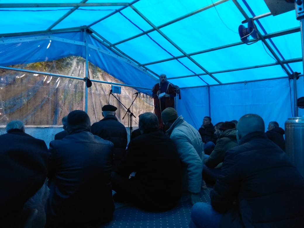 المصلون نصبوا خيمة كبيرة لأداء الصلوات الخمس والجمعة