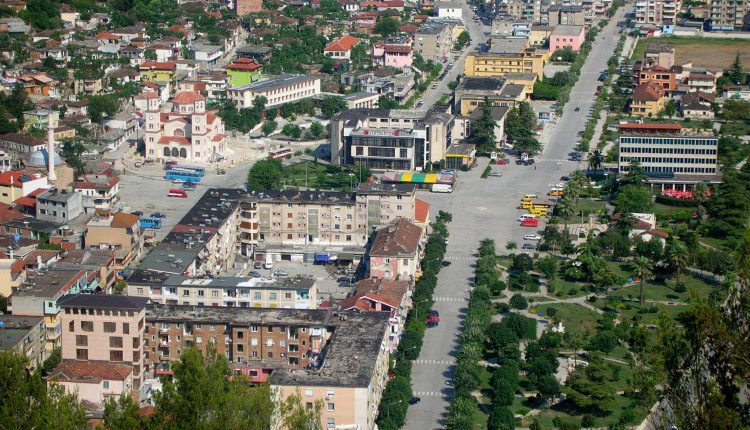 تحتضن مدينة بيرات في جنوب ألبانيا كثير من الجوامع الأثرية والتي بعضها يعد الأول في ألبانيا