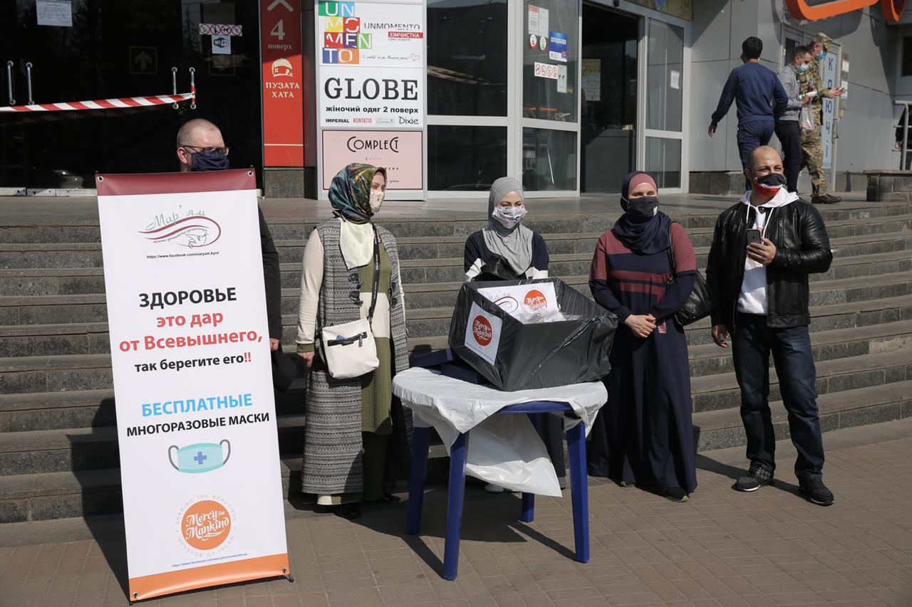 أوكرانيا.. حملة توزيع أقنعة طبية صنعتها مسلمات جمعية مريم يدويًّا على مواطني العاصمة كييف