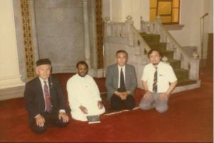 صورة قديمة له من داخل أحد مساجد اليابان. هو الثاني من يمين الصورة (صاحب الجاكت الرمادي). مصدر الصورة: صفحة المهندس محمد حسن على فيسبوك