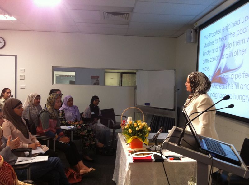 الناشطة الأسترالية المسلمة دكتورة "روعة الأيوبي"، الباحثة في مركز البحوث الاستراتيجية للأديان في كانبرا بأستراليا