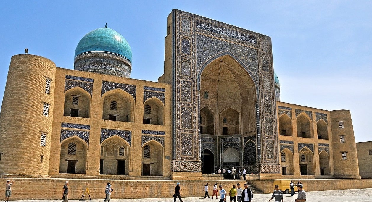 "مير عرب" أو "ميري أراب" مدرسة إسلامية بنيت بين عامي 1530- 1536م أيام حكم خانية بخارى (1500- 1785م).