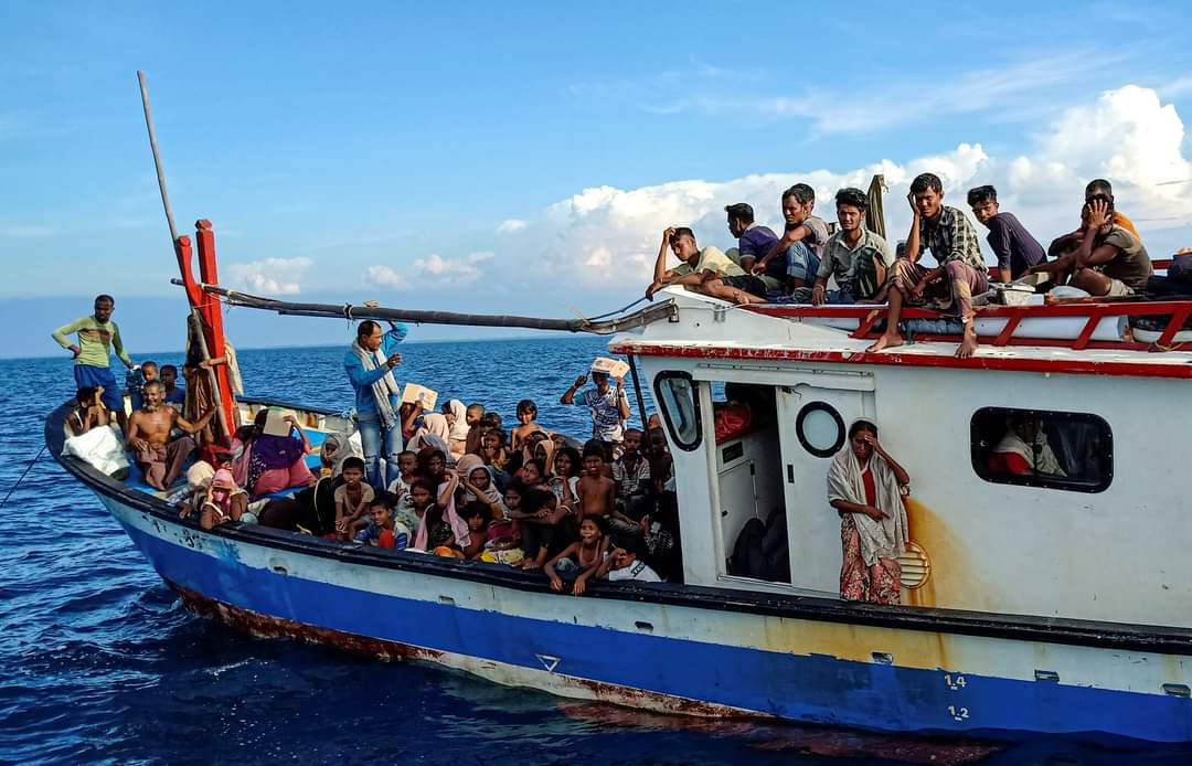 هروب جماعي للاجئين الروهنجيا على قوارب متهالكة من مخيمات بنغلاديش نحو ماليزيا