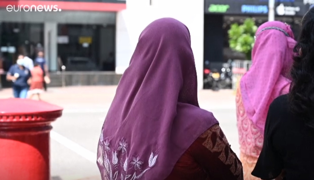 يعد ارتداء البرقع نادرا في سريلانكا لكن المسلمين أعربوا عن صدمتهم من الإجراء الحكومي