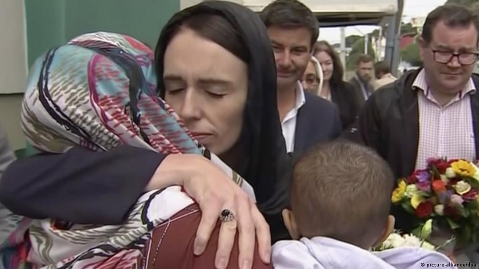 رئيسة وزراء نيوزيلندا تحضن امرأة مسلمة بعد هجوم على مسجدين أسفر عن مقتل 51 شخصاً وإصابة العشرات (دويتشه فيلله)