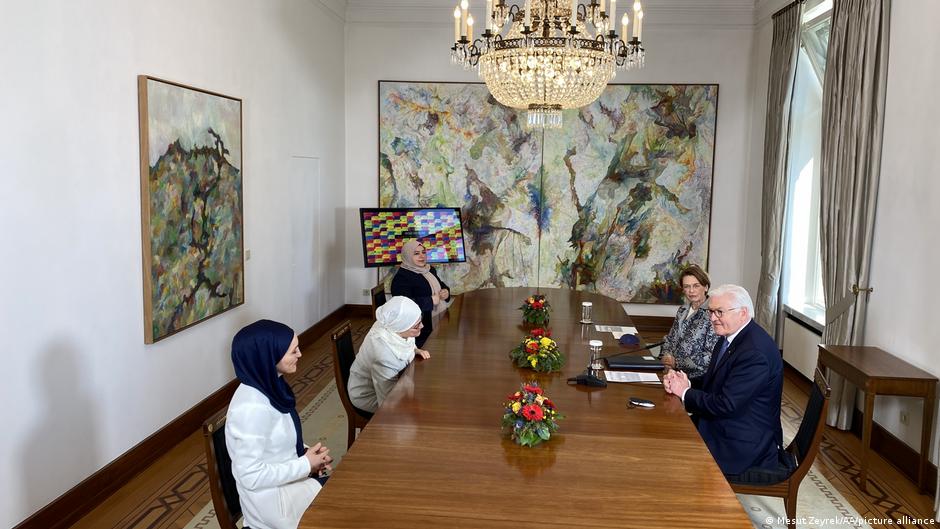 الرئيس الألماني خلال لقائه مع ممثلات عن الخدمات الاجتماعية للنساء المسلمات - دويتشه فيلله.