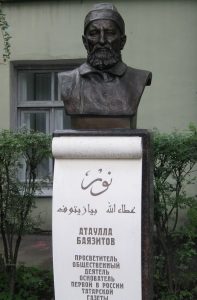 تمثال للمفكر عطاء الله بايزيدوف مؤسس جريدة "نور" في مدينة سانت بطرسبورغ .