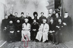 الشيخ عطاء الدين بايزيدوف مع مجموعة من الشخصيات المسلمة في مدينة سانت بطرسبورغ.