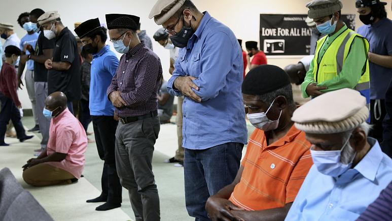 مسلمون في ولاية ماريلان الأمريكية يؤدون الصلاة في أحد المساجد. 2021/08/13   –   حقوق النشر  جيسي وردارسكي/أ ب