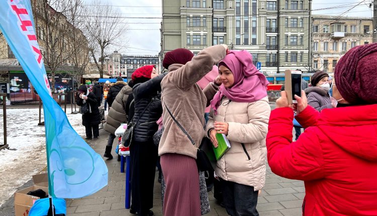 خلال الاحتفالية التي نظمت في قلب العاصمة كييف، تم تقديم ضيافة وهدايا صغيرة للمشاركات وفتح حوارات حول مكانة المرأة في الإسلام.