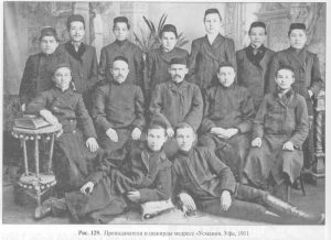 عدد من طلاب ومدرسي المدرسة "العثمانية" بمدينة أوفا عام 1911م.