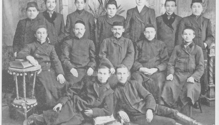عدد من طلاب ومدرسي المدرسة “العثمانية” بمدينة أوفا عام 1911م.