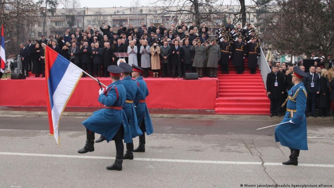 عناصر من شرطة جمهورية صرب البوسنة في عرض عسكري في الذكرى الثلاثين لتأسيسها