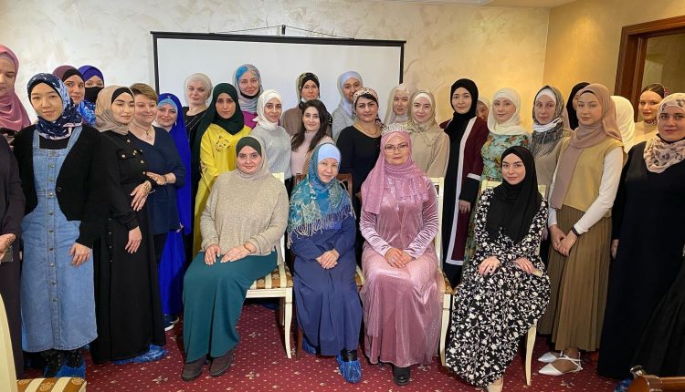 المشاركات في الاحتفالية أكدن بأن المرأة المسلمة لا يمنعها حجابها الإسلامي من أداء دورها المميز في مجتمعها