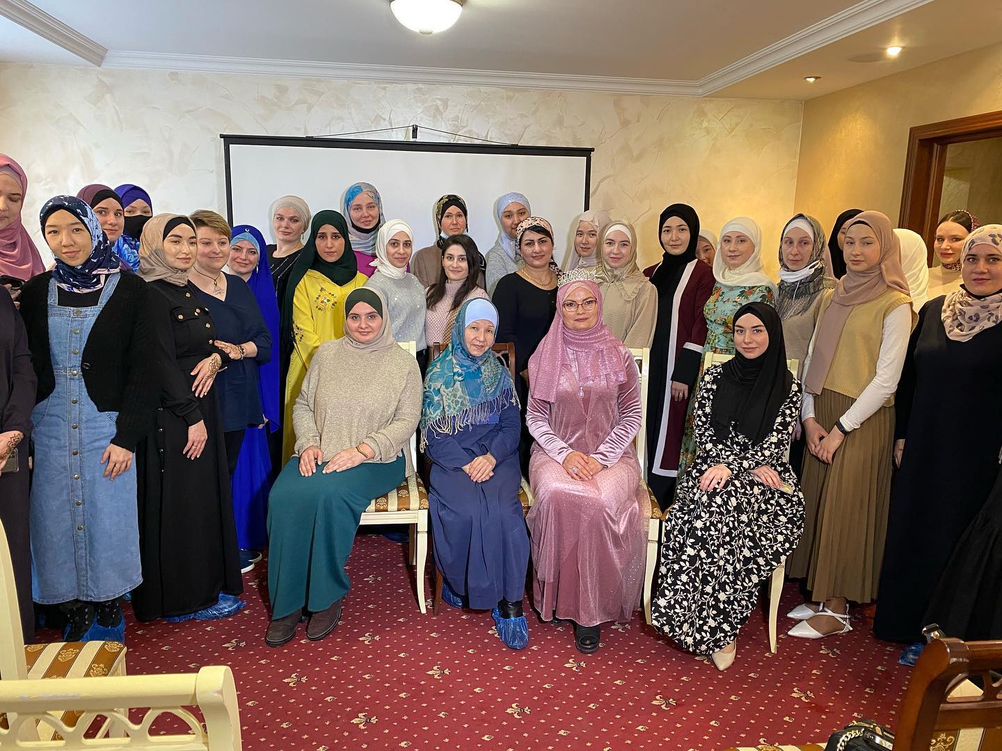 المشاركات في الاحتفالية أكدن بأن المرأة المسلمة لا يمنعها حجابها الإسلامي من أداء دورها المميز في مجتمعها