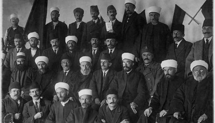 صدر قرار التأسيس لأول مشيخة ألبانية مستقلة خلال انعقاد المؤتمر الإسلامي الألباني الأول في الفترة: (24 فبراير-12مارس) من عام 1923م.