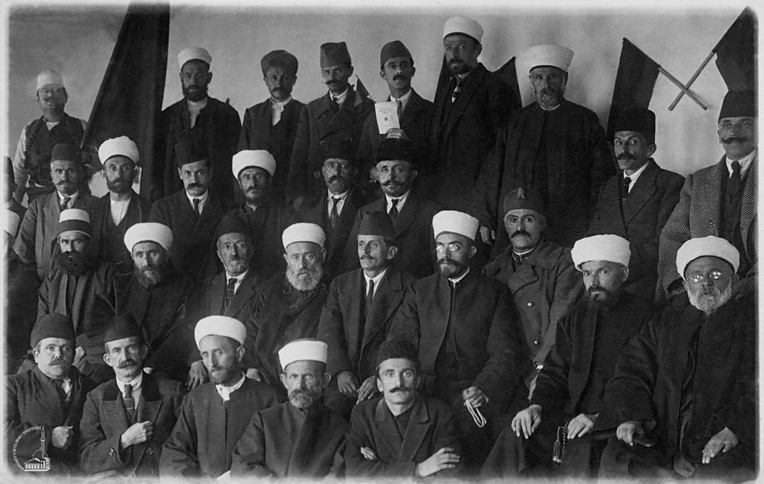 صدر قرار التأسيس لأول مشيخة ألبانية مستقلة خلال انعقاد المؤتمر الإسلامي الألباني الأول في الفترة: (24 فبراير-12مارس) من عام 1923م.