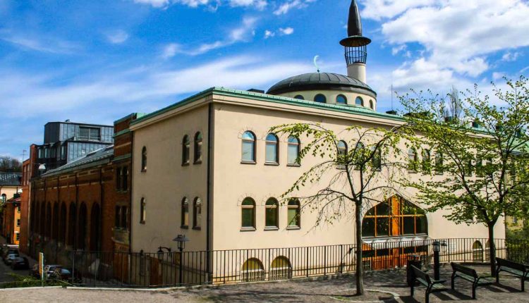يعيش أكثر من 800 ألف مسلم في السويد في أمن وأمان ولديهم كل الحقوق والواجبات.