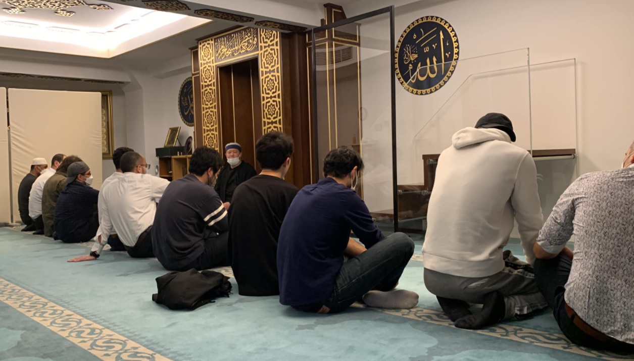 يوافق العام عطلة عامة في اليابان مما يوفر فرصة أكبر للذهاب للمساجد وإحياء سنن شهر رمضان من التراويح والتهجد والاعتكاف.