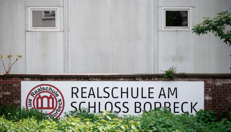في حادثة نادرة، أفشلت الشرطة محاولة طالب لوضع متفجرات بمدرسة ثانوية بمنطقة “بوربيك”، في مدينة “إيسن” غرب ألمانيا. (foto : Fabian Strauch/dpa)