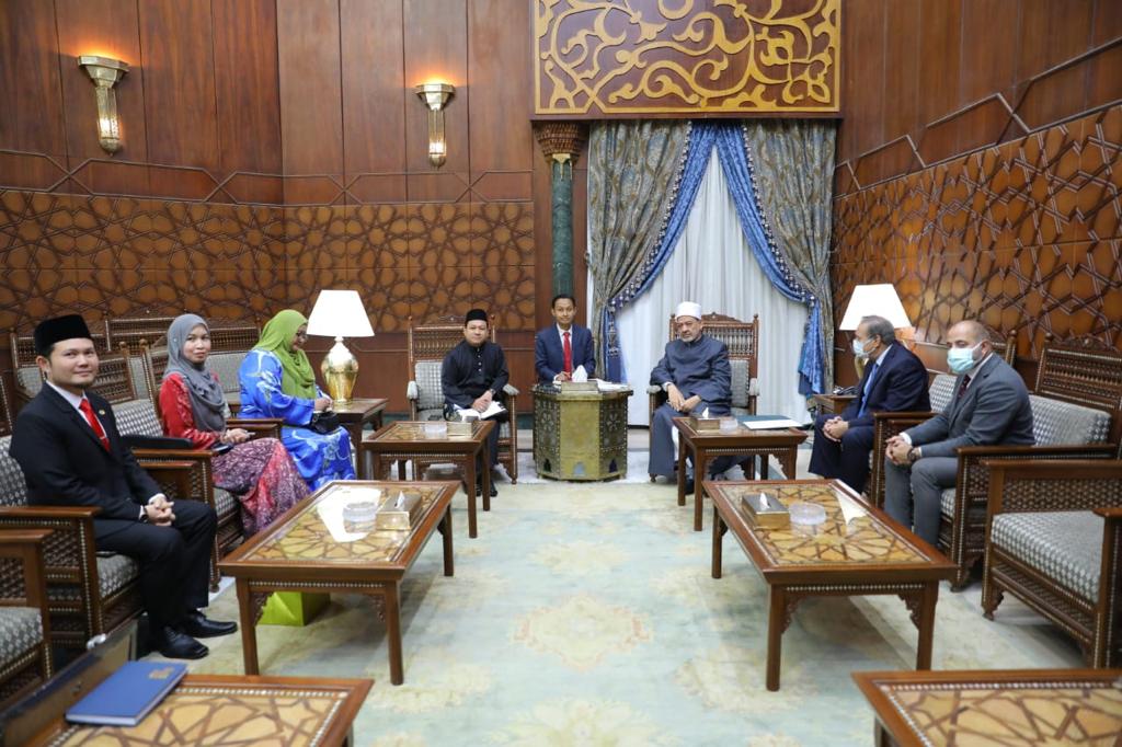 خلال استقبال شيخ الأزهر، الاثنين، بمقر مشيخة الأزهر، السيد زماني اسماعيل، السفير الماليزي لدى القاهرة، ووفد السفارة المرافق له.