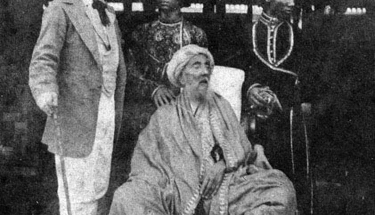 بهادر شاه الثاني المتوفى عام 1862م آخر السلاطين التيموريين في الهند مع ولديه وأحد الجنود البريطانيين أثناء تواجده في المنفى ببورما.
