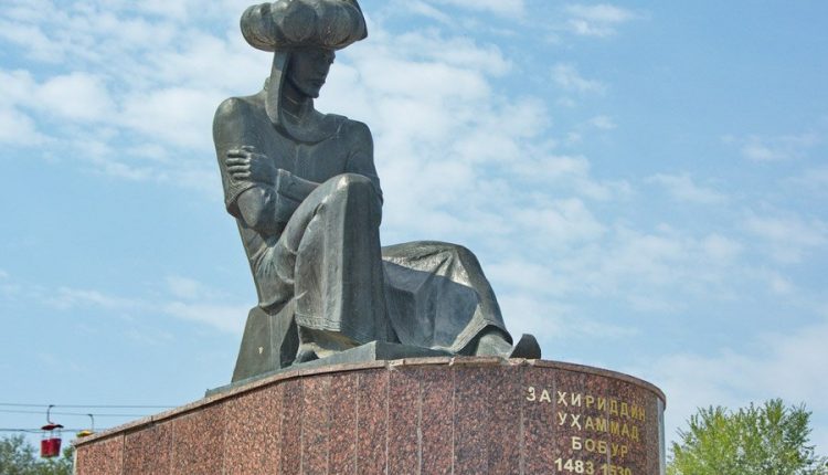 تمثال السلطان ظهير الدين بابر في الحديقة التي تحمل اسمه بأنديجان في أوزبكستان.