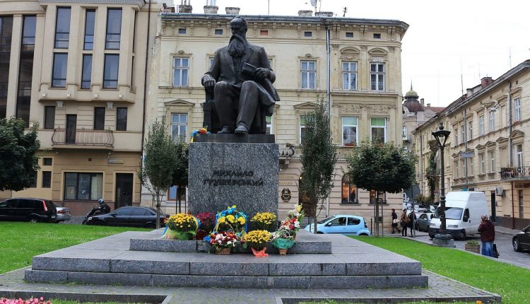 تمثال للمفكر والسياسي الأوكراني ميخائيلو هروشِفسكي بمدينة لفيف.