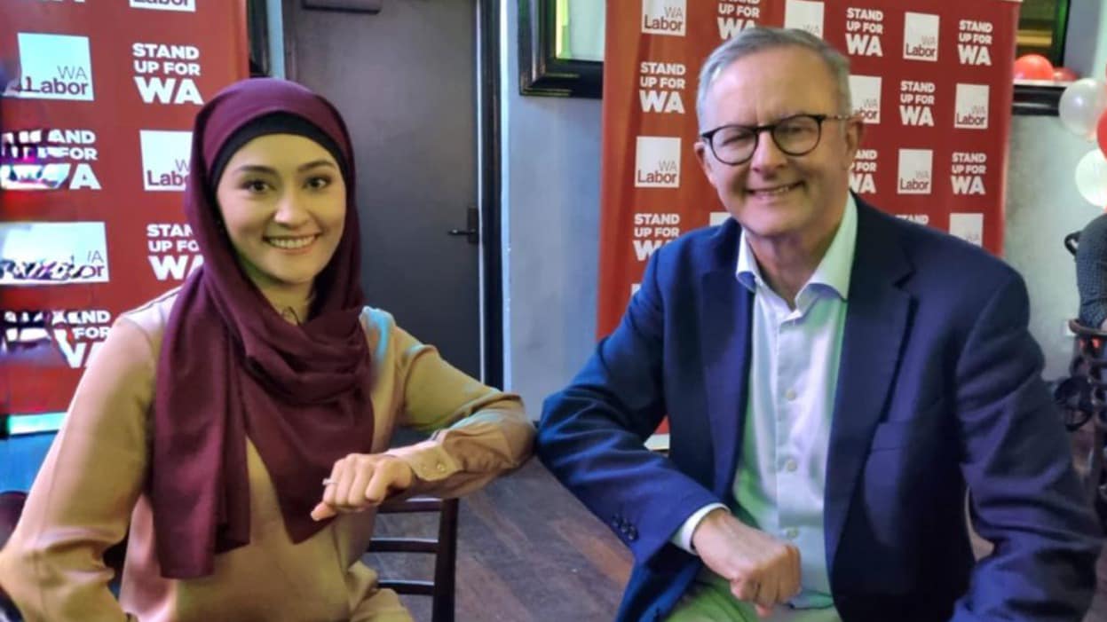 السناتورة عن حزب العمال "فاطمه بايمن"، من أصول أفغانية، أول مسلمة محجبة يتم انتخابها في مجلس الشيوخ الفيدرالي الاسترالي