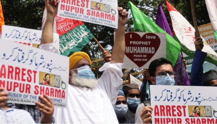 مظاهرة في مومباي للمطالبة بتوقيف مسؤولة في الحزب الحاكم بعد إدلائها بتصريحات مسيئة للإسلام © رويترز ـ فرانس24