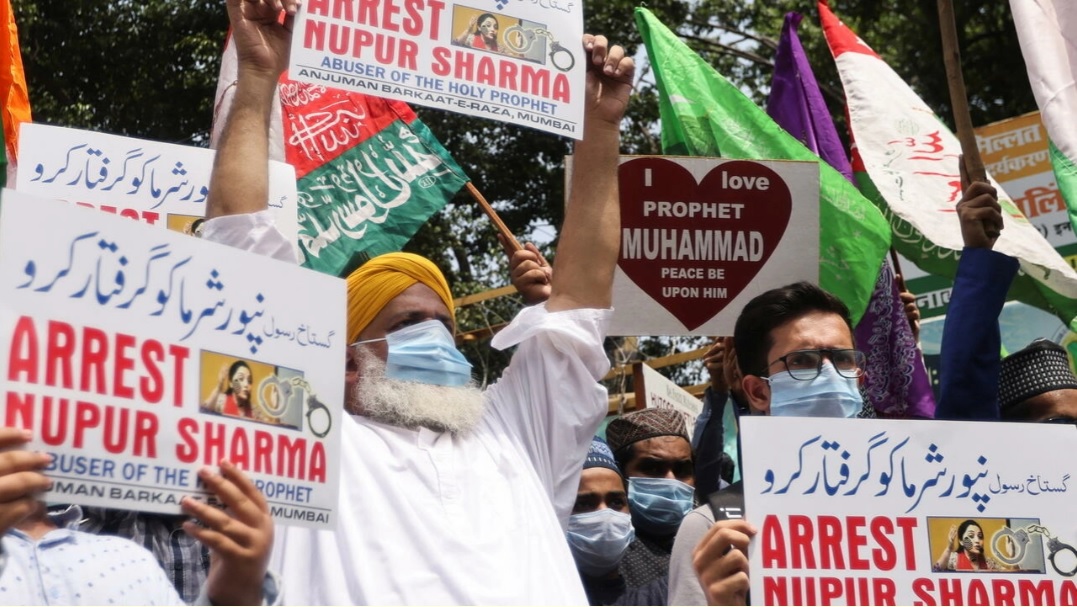 مظاهرة في مومباي للمطالبة بتوقيف مسؤولة في الحزب الحاكم بعد إدلائها بتصريحات مسيئة للإسلام © رويترز ـ فرانس24