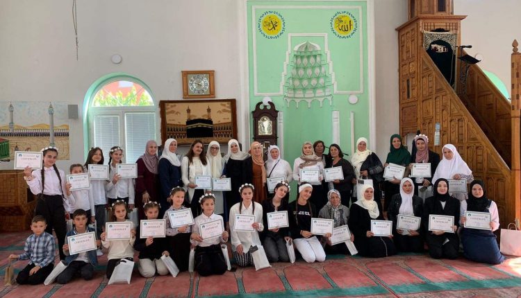 احتفالية تكريمية لأطفال كتًاب مسجد سوهاريك بجنوب كوسوفا بهدف إشعار الأطفال بأهمية إنجازهم في تعلم الأحرف العربية