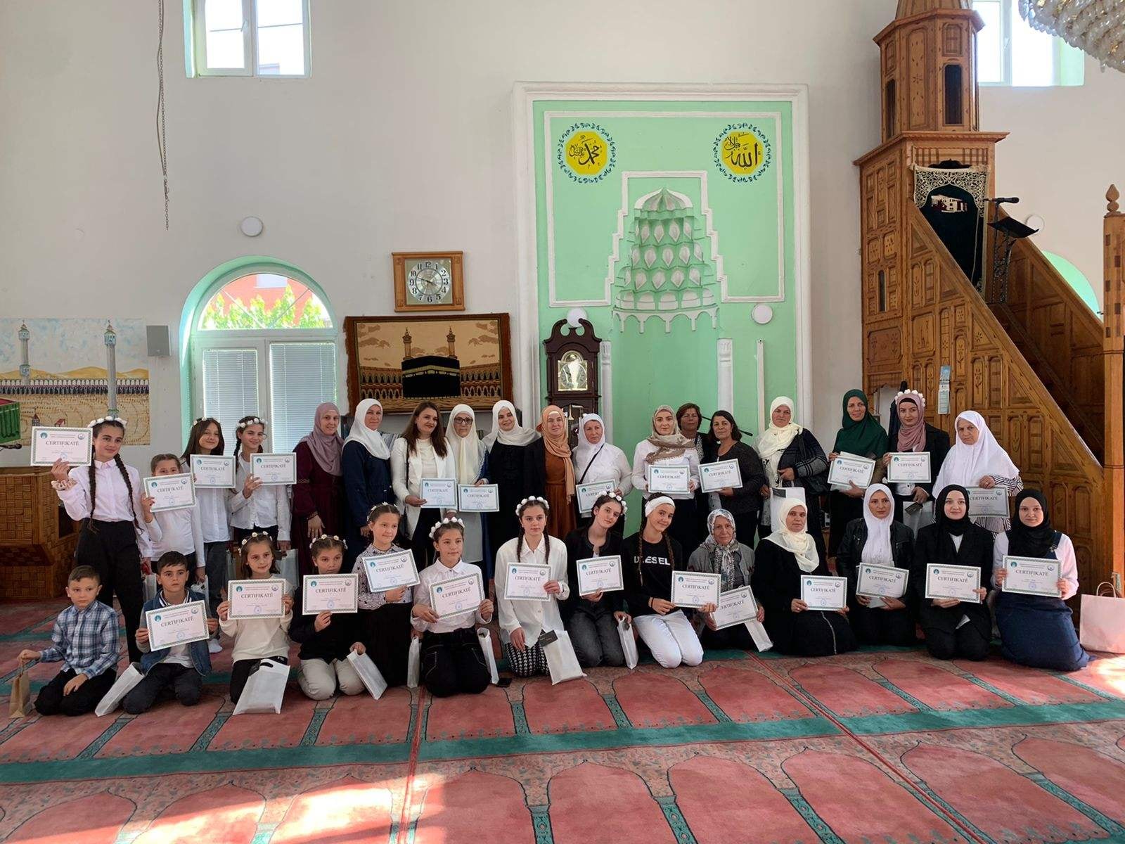 احتفالية تكريمية لأطفال كتًاب مسجد سوهاريك بجنوب كوسوفا بهدف إشعار الأطفال بأهمية إنجازهم في تعلم الأحرف العربية