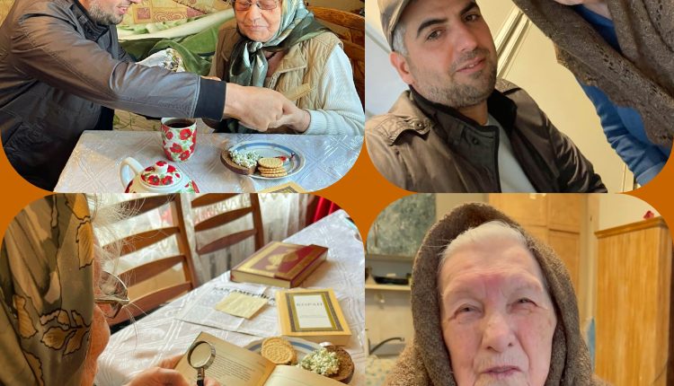 الاستماع لتلاوة القرآن من الجدة “سيدة صابرجانوفا”،97 عامًا، وسماع قراءة الكتب الدينية الإسلامية من الجدة “خالصة بهاء الدينوفا”، 92 عامًا