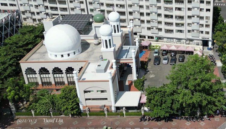 يعد مسجد تايجون إحدى البوابات الرئيسية للتعامل مع عدد من المؤسسات التعليمية المحلية في مدينة تايجون