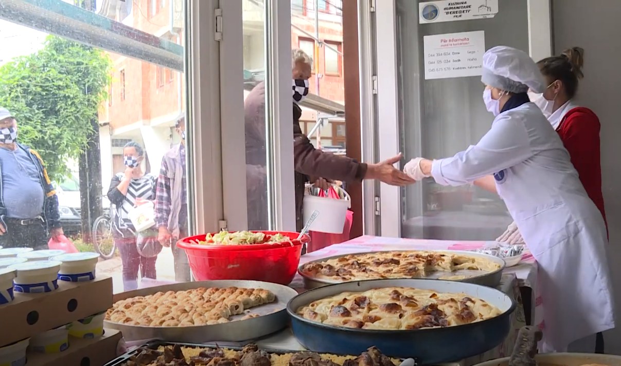 يمول أهل الخير في مدينتي "ميتروفيستا" و"بيا" مطبخين لتقديم وجبات جاهزة للمحتاجين