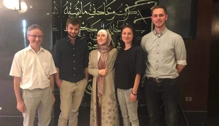 مريم تولتش مع بعض طلابها من المعهد الفرنسي للشرق الادنى بعمّان أثناء حضورها مؤتمرًا لمستقبل الإسلام السياسي