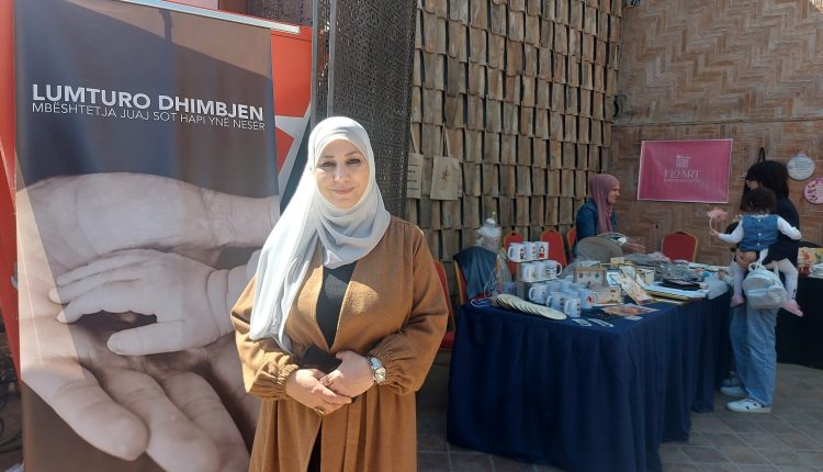 الناشطة “بريجيدا موتشى”، المشرفة على المعرض الخيري ومسئولة مؤسسة “أسعد الألم”