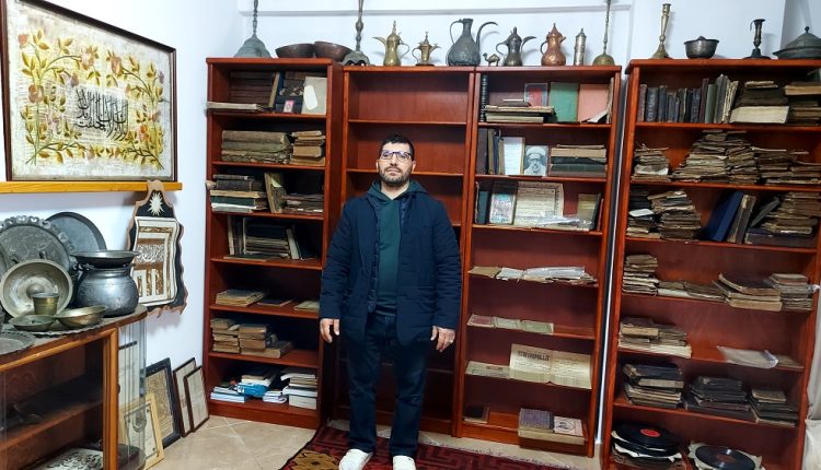 الباحث الألباني سمير إسماعيلي صاحب مبادرة تأثيث أول متحف للتراث الإسلامي في ألبانيا