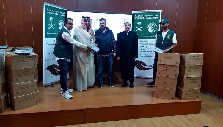 توزيع هدية خادم الحرمين من التمور تمت إشراف المشيخة الإسلامية وبتمويل من مركز الملك سلمان للإغاثة والأعمال الإنسانية
