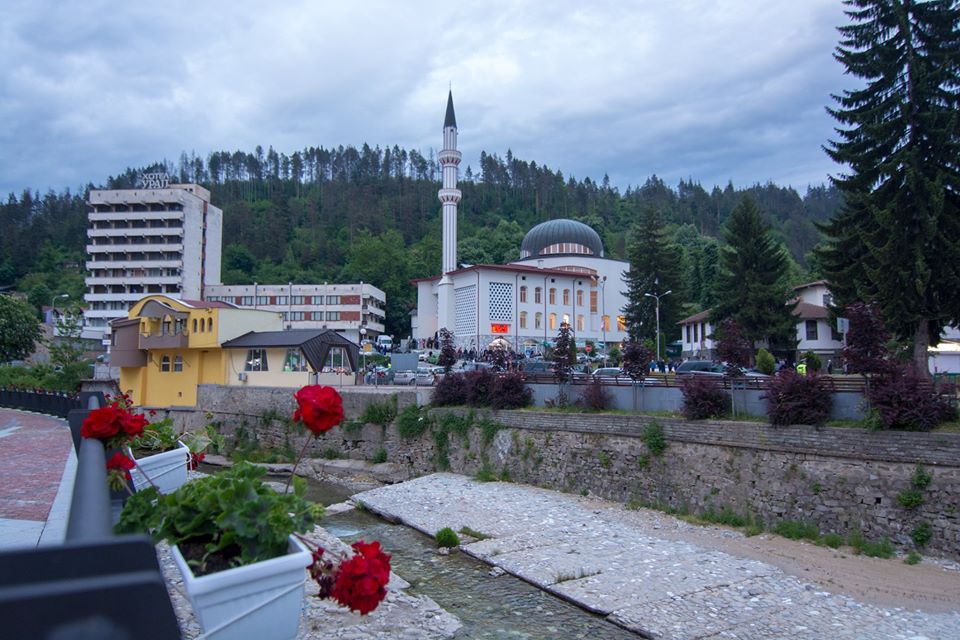 يعاني مسلمو بلغاريا انتشار الجهل بتعاليم الإسلام، وهجرة الشباب، وسوء الأوضاع الإقتصادية