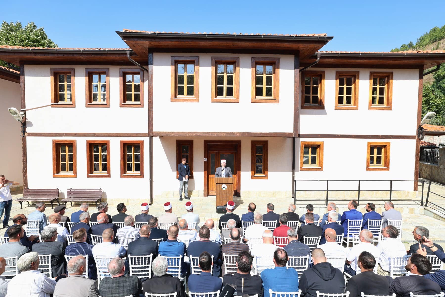 في الذكرى السابعة لرحيله تم افتتاح المكتبة الخاصة بالعالم الألباني "عرفان أفندي بيكليتشيت"، في مبنى ملحق بمسجد مسجد "يانيفيا"، الذي عمل به كإمام لعشرات السنين.