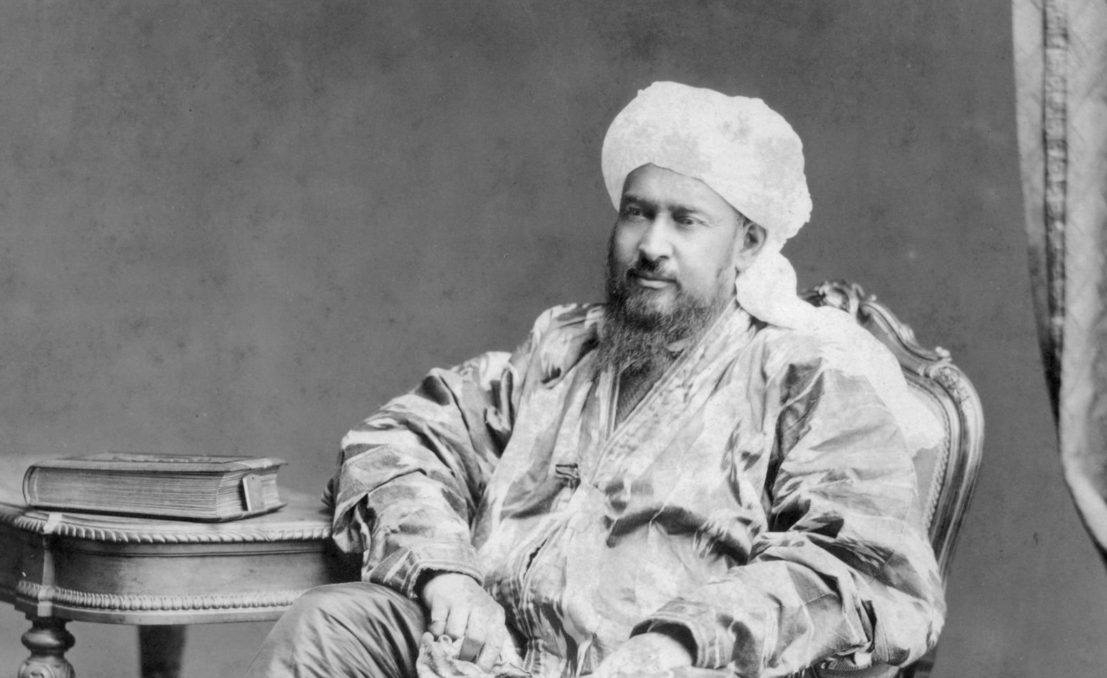 قام يعقوب بك بين عامي 1865- 1877م بتوحيد ستة ولايات في تركستان الشرقية تحت سيطرته، ونصب نفسه ملكا، تحت مسمى “إمارة إيتيْشار” وتعني إمارة المدن السبعة.