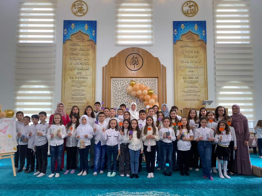 نظمت معلمتا الأطفال كل من "يتميرا فيشسيلا" و"بيهار لالوشي"، احتفالية التخرج لأطفال كتًاب مسجد قرية بارذ الكبيرة بمنطقة فوش كوسوفا بوسط البلاد.