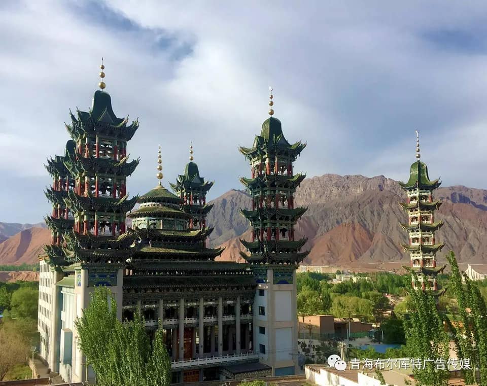 بُنى مسجد "تساو تان با"، على طراز القصر الصيني وتمتزج الفنون المعمارية الصينية والعربية معًا
