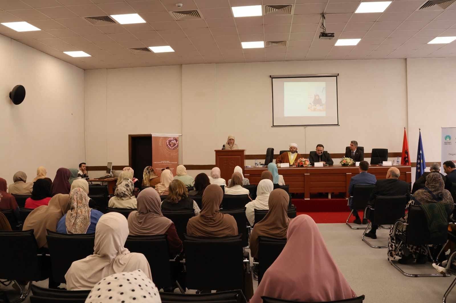 اشتمل المؤتمر على ثماني ندوات في موضوعات مختلفة تطرقت لأهم وأبرز الموضوعات التي تتعلق بالمجتمع المسلم الألباني